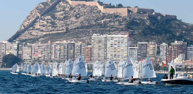 Se cierra la primera jornada para los optimist A en la Semana Náutica de Alicante y lo hace cumpliendo con las tres pruebas previstas en el programa del día... en la segunda jornada, entrarán en escena los optimist B y optimist C (Foto Pep Portas)