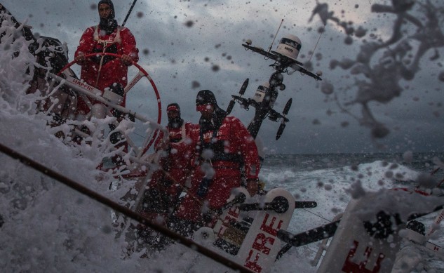 El Dongfeng Race Team, líder, y el Mapfre, segundo a 8 millas, son los barcos más al sur por debajo de los Cuarenta Rugientes y navegan ya por el paralelo 42