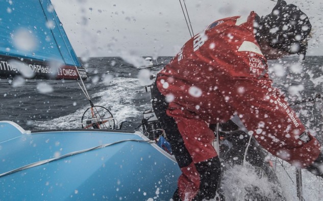 Vientos de más de 50 nudos sacuden a los barcos de la Volvo Ocean Race; una ola monstruosa golpea al Mapfre y barre a Rob Greenhalgh del timón
