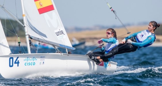Mañana tanto los Finn como los 470 masculino y femenino contarán con la última oportunidad para afianzar posiciones y entrar en los grupos oro de sus clases. Además, los 49er y 49er FX debutarán en el Campeonato del Mundo de Vela olímpica que se está disputando en Aarhus y que finaliza el próximo sábado 12 de agosto