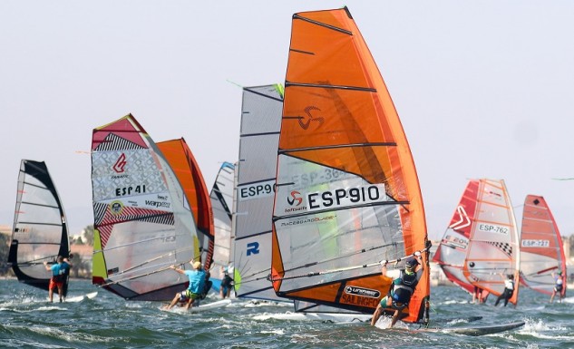 Tras el estreno de Division II en la jornada de viernes, hoy se han incorporado las clases Raceboard, Formula Windsurf, Open, Open Slalom y Open SUB14. Jornada marcada por la regata ‘costera’ a la isla Perdiguera como una de las novedades en el programa deportivo (Foto Pep Portas)