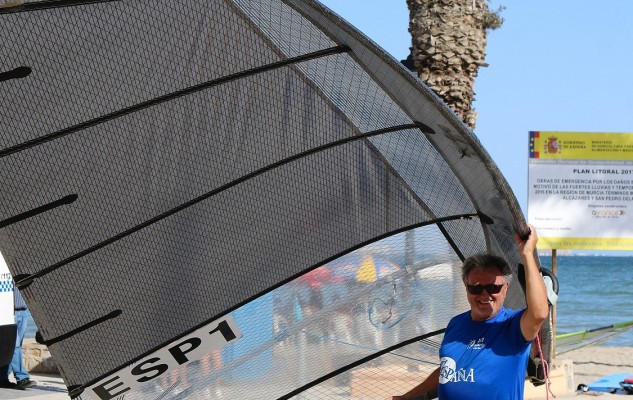 Los mejores windsurfistas se citan este fin de semana, 13 al 15 de octubre, en el Mar Menor con varios títulos importantes en juego: International Cup para la Division II, clase que inicia su singladura mañana viernes; campeonato de Autonomías y primera prueba Copa España Raceboard a partir del sábado 14 (Foto Pep Portas)