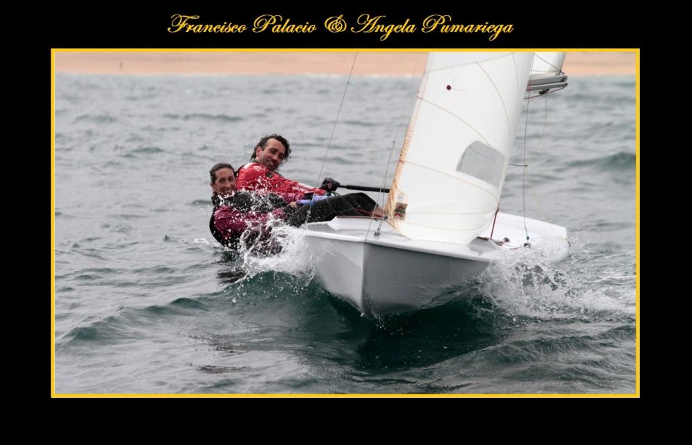 El sábado se celebró en aguas de la bahía de Gijón la segunda jornada del Trofeo de Primavera de Vela Ligera. Un día en donde el viento sopló con fuerza llegando a los 18 nudos de intensidad, de dirección Nordeste y la mar con olas que superaban los dos metros de altura (Foto Félix G.Muñiz)