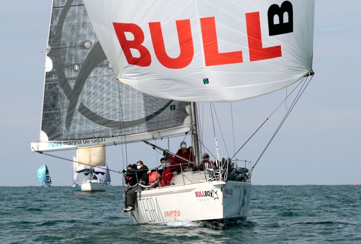 El sábado no se pudo celebrar el Trofeo de Primavera de Vela Ligera debido al fuerte viento que azotó la bahía gijonesa con rachas de 27 nudos, obligando al Comité de Regatas a suspender la competición... los cruceros compitieron el domingo, en la imagen el líder de la clase de mayor eslora... el BullBox (Foto Félix G.Muñiz)