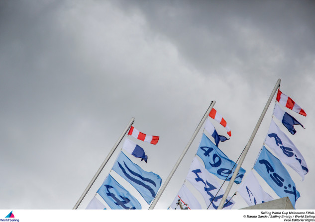 El gallardete de Inteligencia GI sobre A ondeando con el fuerte viento. Foto: Marina García/World Sailing