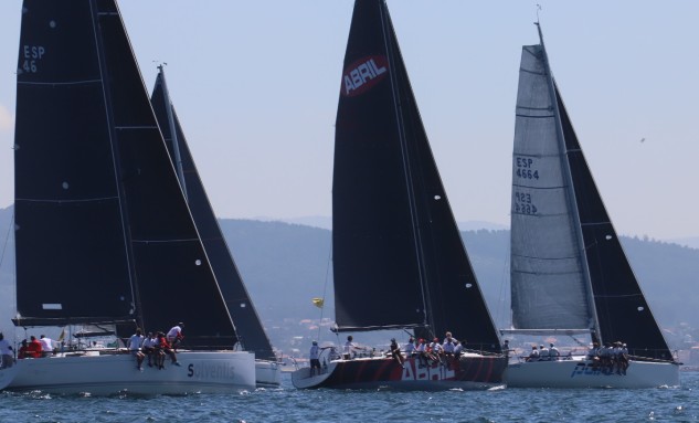 "Solventis", "Aceites Abril" y "Pairo 8" en una de las salidas de la Regata Mar de Maeloc Rías Baixas (Foto Pedro Seoane)