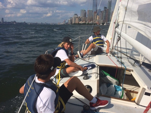 Joan Herp y los hermanos Costa junto a David Charles, navegando en aguas de Manhattan. Foto: Carles Palomares