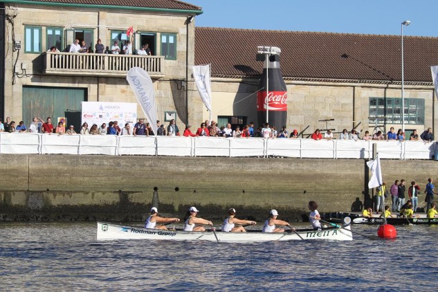 El Gremio organiza diversas actividades culturales y no descuida el deporte, como el caso del remo de banco fijo. En la imagen el edificio que alberga la institución centenaria en el centro de Pontevedra a orillas del Lérez.