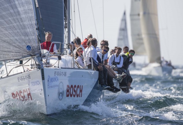 La buena meteología de las Rías Baixas favoreció la navegación de los barcos en liza que regatearon con sol y buen viento dando un gran espectáculo (Foto Lalo R.Villar)