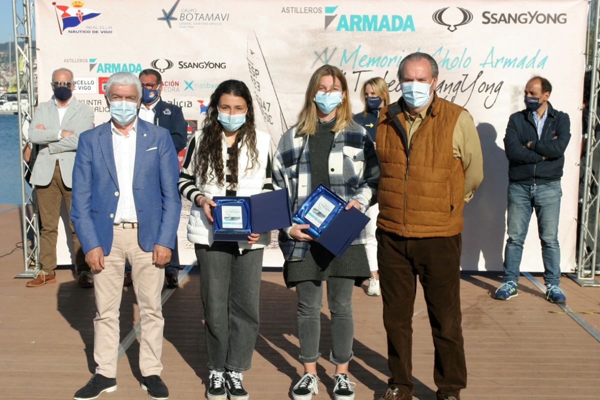 El concelleiro vigués Manel Fernández y el presidente del Náutico José Antonio Portela, con la pareja vencedora, tanto a nivel femenino como absoluto... las chicas con guerreras...