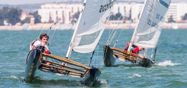 Las últimas pruebas decidirán este viernes los primeros campeones de la decana en la bahía de Cádiz... mañana la vela ligera cede el testigo a los Cruceros con el inicio también de la Regata Juan de La Cosa