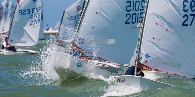 Primeros líderes en la bahía gaditana tras el comienzo para la flota de vela ligera