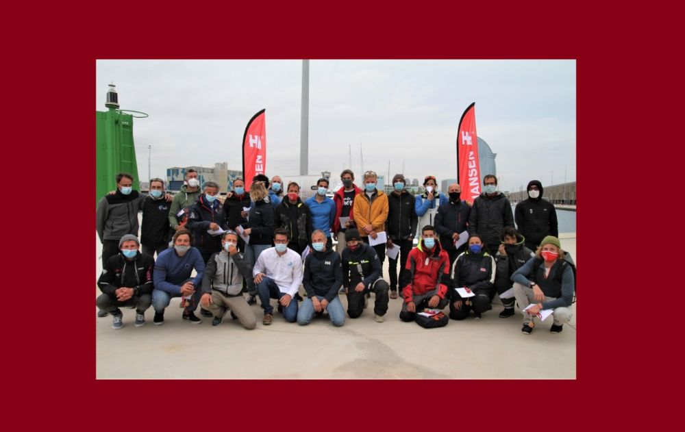 La entrega de premios se llevó a cabo este martes pocos minutos después de la llegada del último participante. El Director de Marina Vela Barcelona Fernando Gayá entregó los trofeos a los primeros de cada categoría, que consistía en una divertida cesta de comida con productos típicos de Barcelona. Port Vell, por su parte, les entregó una reproducción del Mirastel, la escultura flotante que se encuentra en el Port Vell, junto al Maremagnum. Y Helly Hansen, que patrocina también la regata, y Base Mini Barcelona, obsequiaron con una bolsa de deporte personalizada con el logo de Base Mini Barcelona a los tres primeros de cada categoría