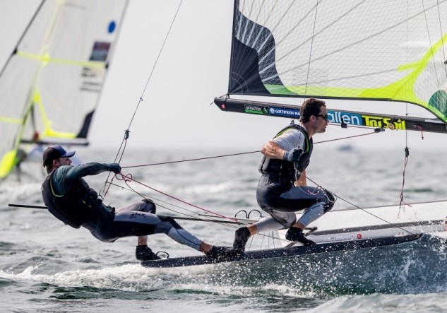 La quinta jornada del Preolímpico de vela que se disputa en aguas de Tokyo ha finalizado con una cara y una cruz para el equipo español... las mejores noticias han llegado desde la clase 49er, después de que la tripulación formada por Diego Botín y Iago López hayan conquistado la Medal Race y hayan ascendido hasta el séptimo puesto de la general... el contratiempo lo ha sufrido la representación española en la clase Nacra 17 Olga Maslivets sufrió una lesión durante una de las mangas disputadas ayer y hoy su barco no ha salido al campo de regatas a disputar la carrera entre los 10 mejores clasificados