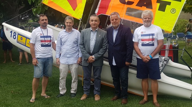 Hoy se ha presentado el Campeonato de Europa de Fórmula 18, una de las regatas de catamaranes más importantes del mundo, que tiene lugar en la bahía de Roses -entre Sant Pere Pescador y L'Escala