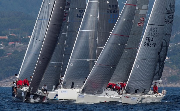 El viento muy escaso y rolón dificultó la navegación de la flota... los cambios producidos en las clasificaciones y el acercamiento de posiciones en la general auguran una emocionante jornada final (Foto Miguel Riopa)