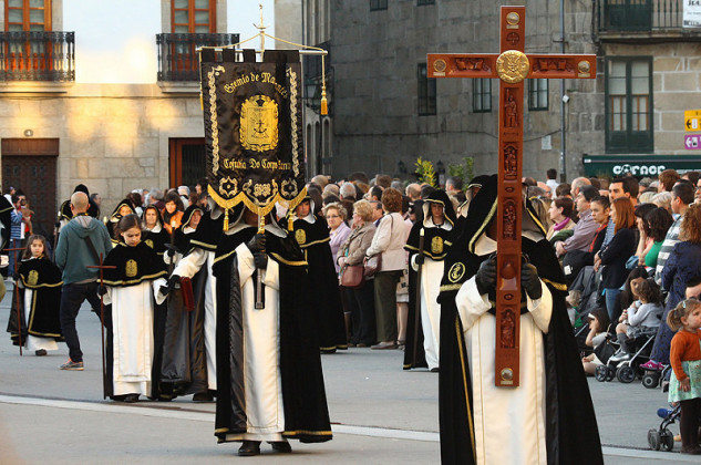 Lo religioso dentro de la más profunda tradición marinera tiene su espacio en el Gremio. Su acto más relevando el acompañamiento al Cristo Crucificado en la Procesión del Viernes Santo en Pontevedra.