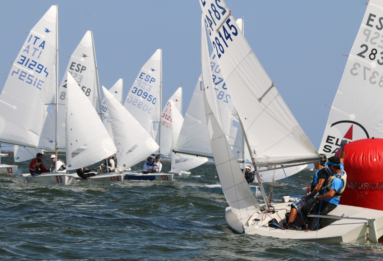 La emblemática regata del RCN Valencia, que se celebra entre los días 1 y 2 de mayo, cuenta con altísima participación, con regatistas de la Región de Murcia, Euskadi, Baleares, Andalucía, Asturias, Canarias, Comunidad de Madrid y Comunitat Valenciana, añadiendo a los países de Bélgica, Italia y Portugal (Foto Pep Portas)