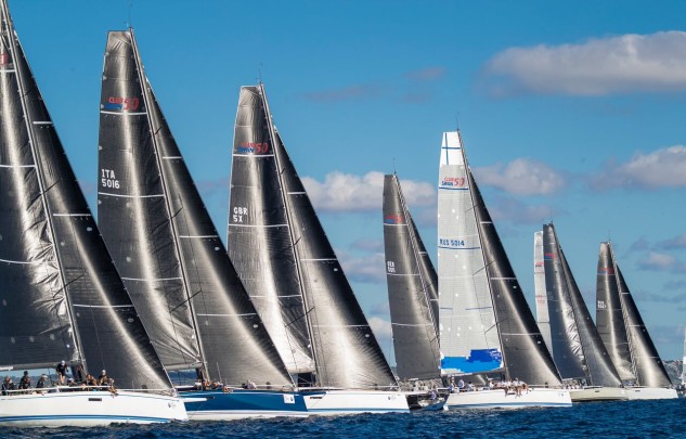 La primera jornada de competición de The Nations Trophy coloca a la Armada Española en segunda posición provisional tras los buenos resultados cosechados por el Swan 45 Porrón IX y el ClubSwan 42 Pez de Abril. Italia lidera la clasificación gracias a los parciales del ClubSwan 50 Cuordileone y el ClubSwan 42 Far Star