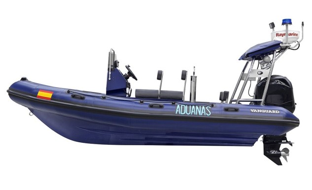 Entre las especificaciones de la nueva DR-560 de Aduanas destaca un punto de izado único para facilitar la maniobra de embarque y desembarque, reforzado para soportar un uso intensivo sin comprometer la integridad de la embarcación... también incorpora sistema de autoadrizado sobre el arco de luces, que se acciona automáticamente en caso de vuelco de la embarcación para preservar la seguridad de los ocupantes